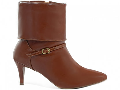 Bota Cano Curto com Capa e Fivela Dourada
