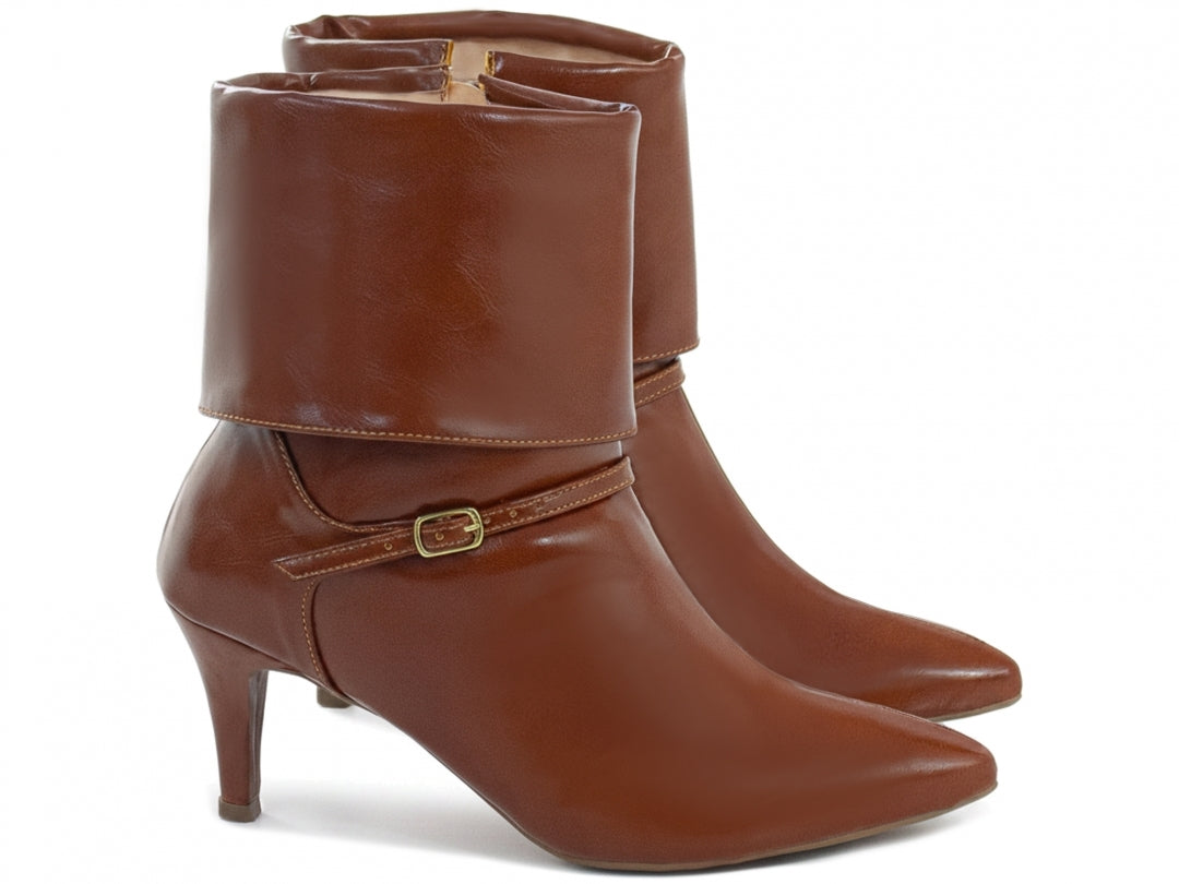 Bota Cano Curto com Capa e Fivela Dourada