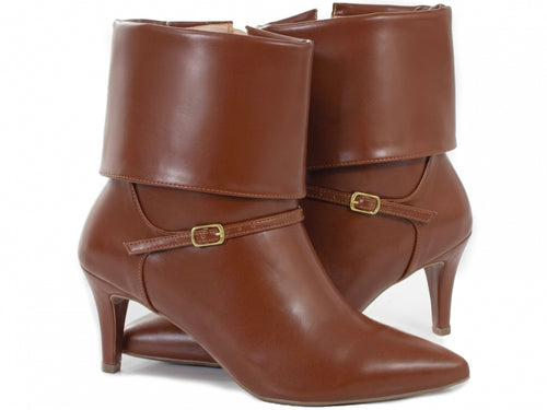 Bota Cano Curto com Capa e Fivela Dourada