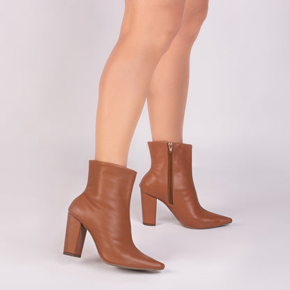 Bota Feminina Cano Curto Salto Alto – Elegância e Conforto no Dia a Dia