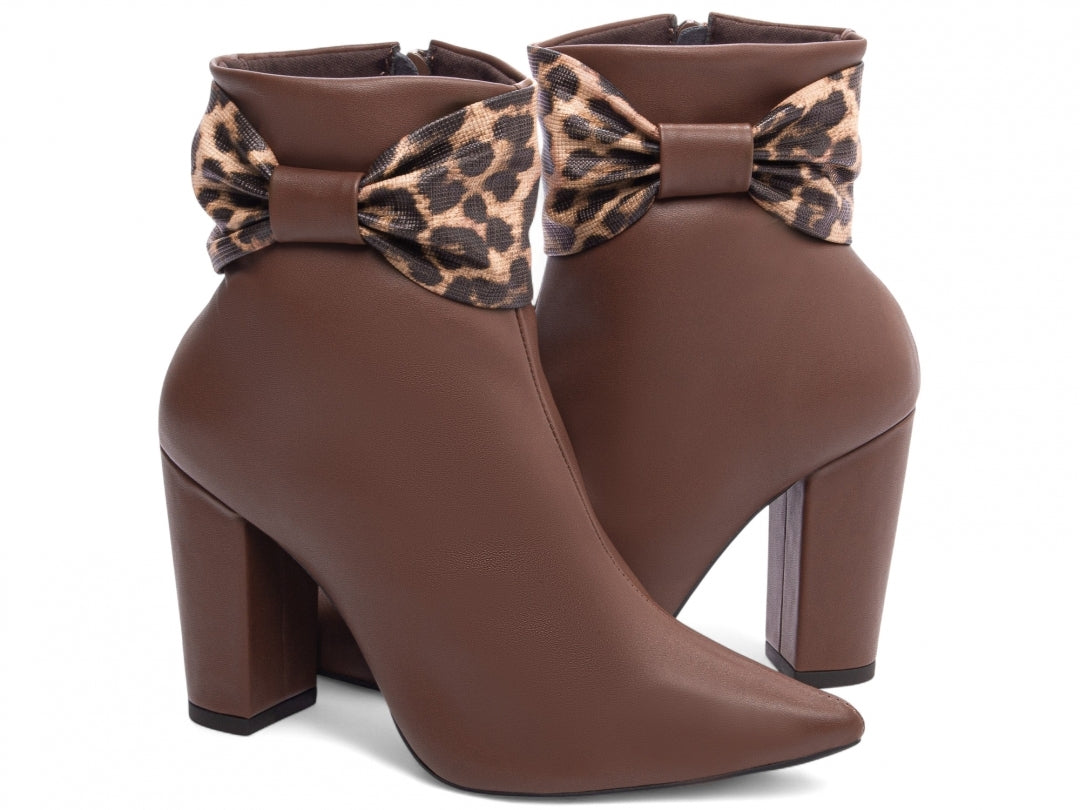 Bota Cano Curto Bico Fino com Laço Decorativo e Salto Alto