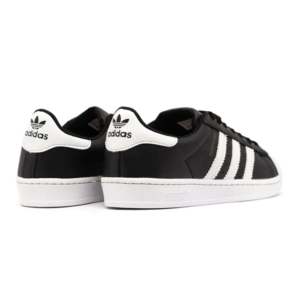 Tênis Adidas Superstar – Ícone Clássico e Atemporal